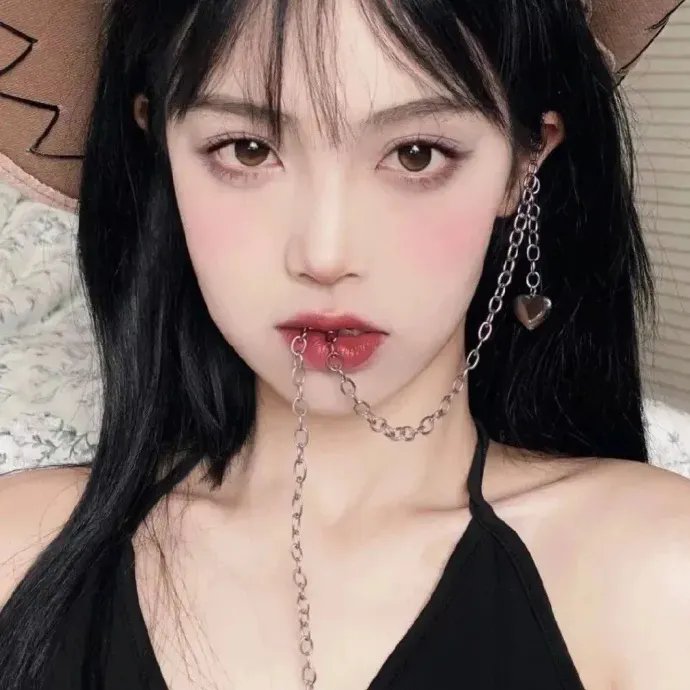 犹为离人照落花